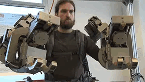 'Robo-suit' lets man lift 100kg